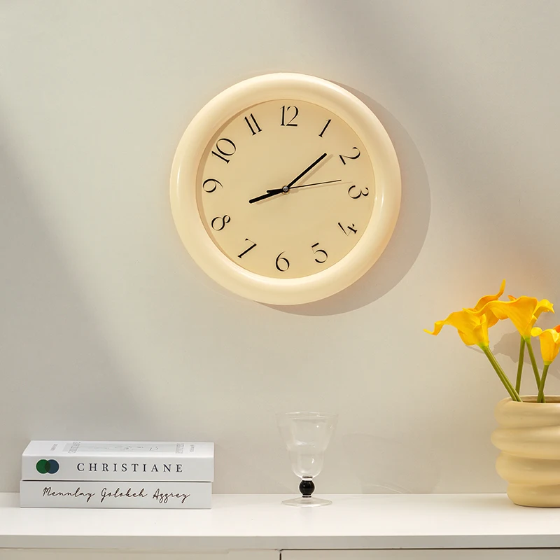 Japanese Minimalist Lifestyle - นาฬิกาแขวนผนังทรงกลมสไตล์เรโทรญี่ปุ่น สีครีม มินิมอลแบบนอร์ดิก